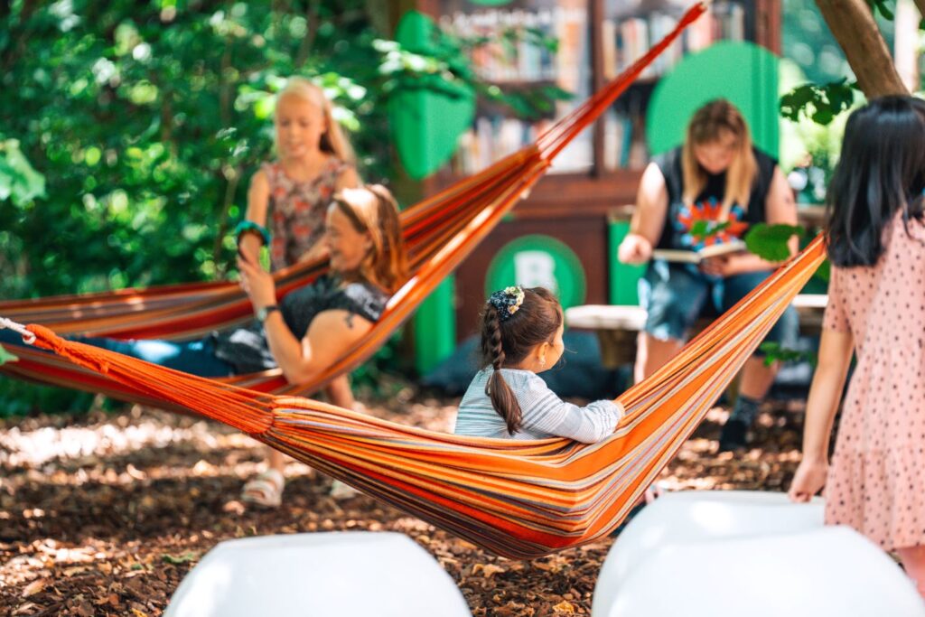 Kinderen in een hangmat tijdens het Vakantiepark in het Zuiderparktheater.